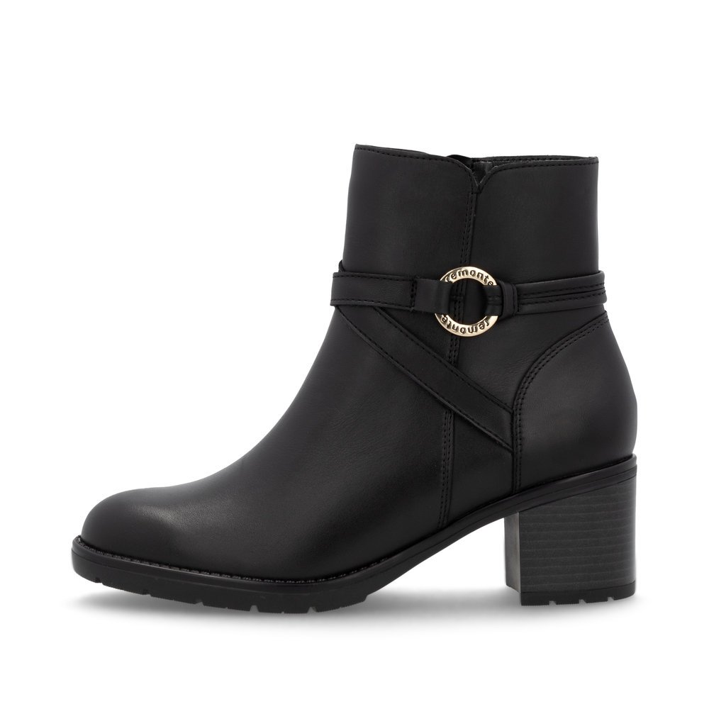 Jet black remonte women´s ankle boots D2A73-00 with a round decorative buckle. Outside of the shoe.