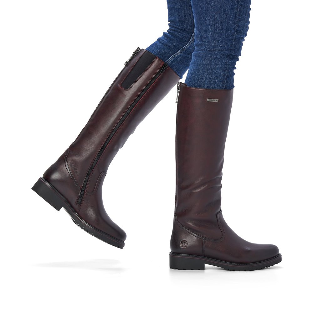 Bottes à tige haute remonte rouges femme R6576-35 avec fermeture éclair. Chaussure au pied.