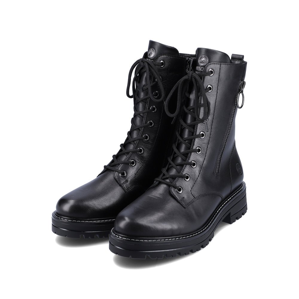 Black remonte women´s biker boots D2281-01 with a zipper as well as comfort width G. Shoes laterally.