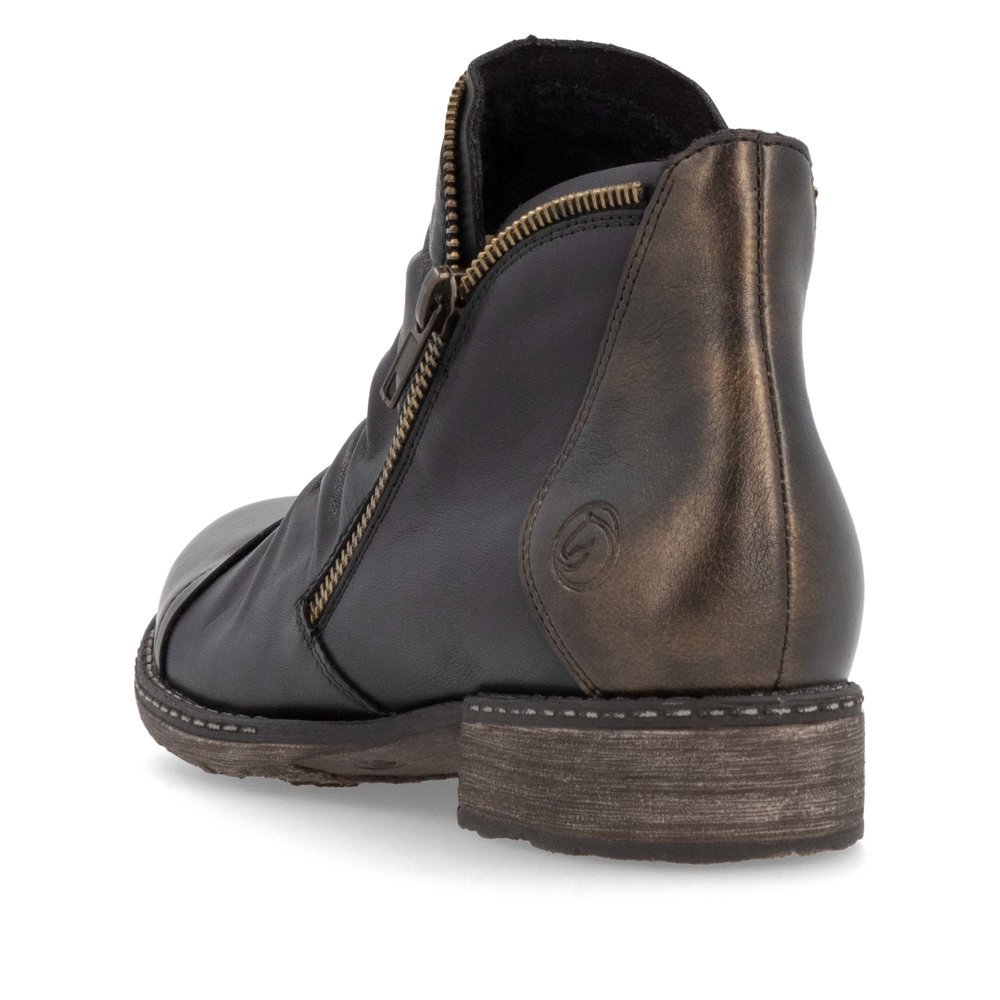 Bottines remonte noires pour femme D4380-03 avec aspect plissé. Chaussure vue de l'arrière.