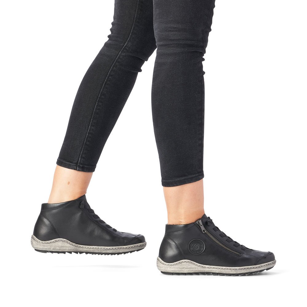 Black remonte women´s lace-up shoes R1498-01 with a black logo as well as a zipper. Shoe on foot.