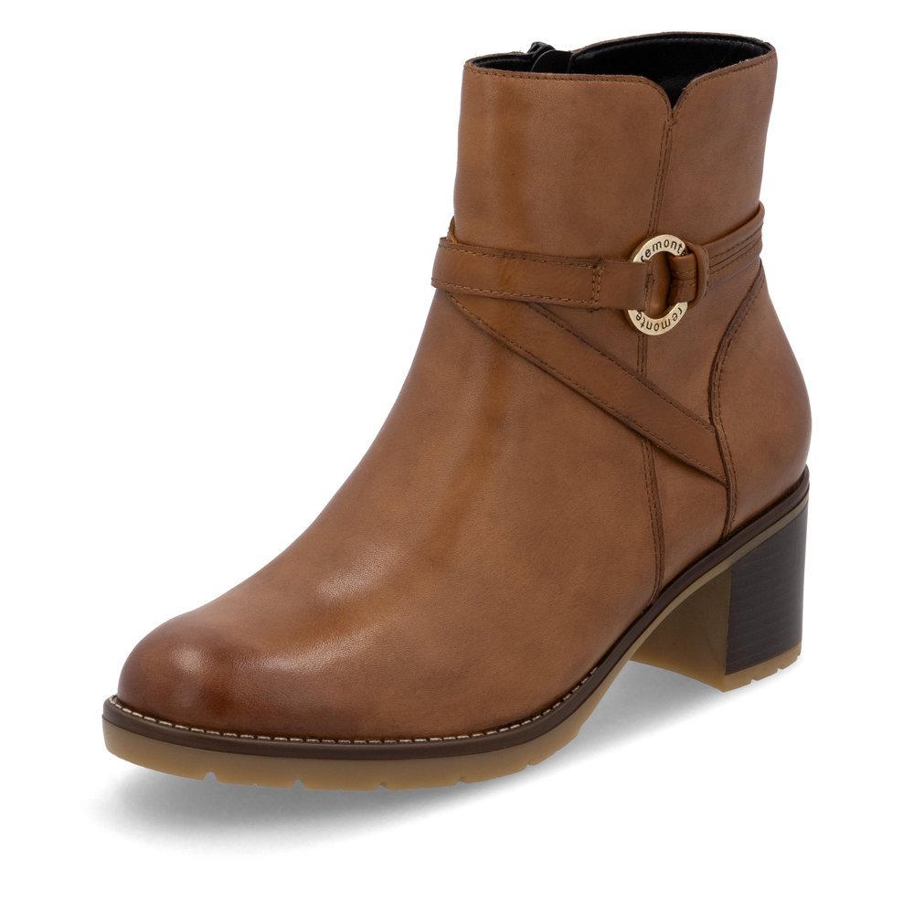 Wood brown remonte women´s ankle boots D2A73-24 with a round decorative buckle. Shoe laterally.