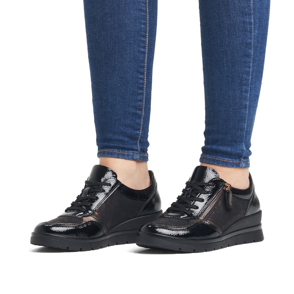 Black remonte women´s lace-up shoes R0701-07 with zipper as well as comfort width G. Shoe on foot.