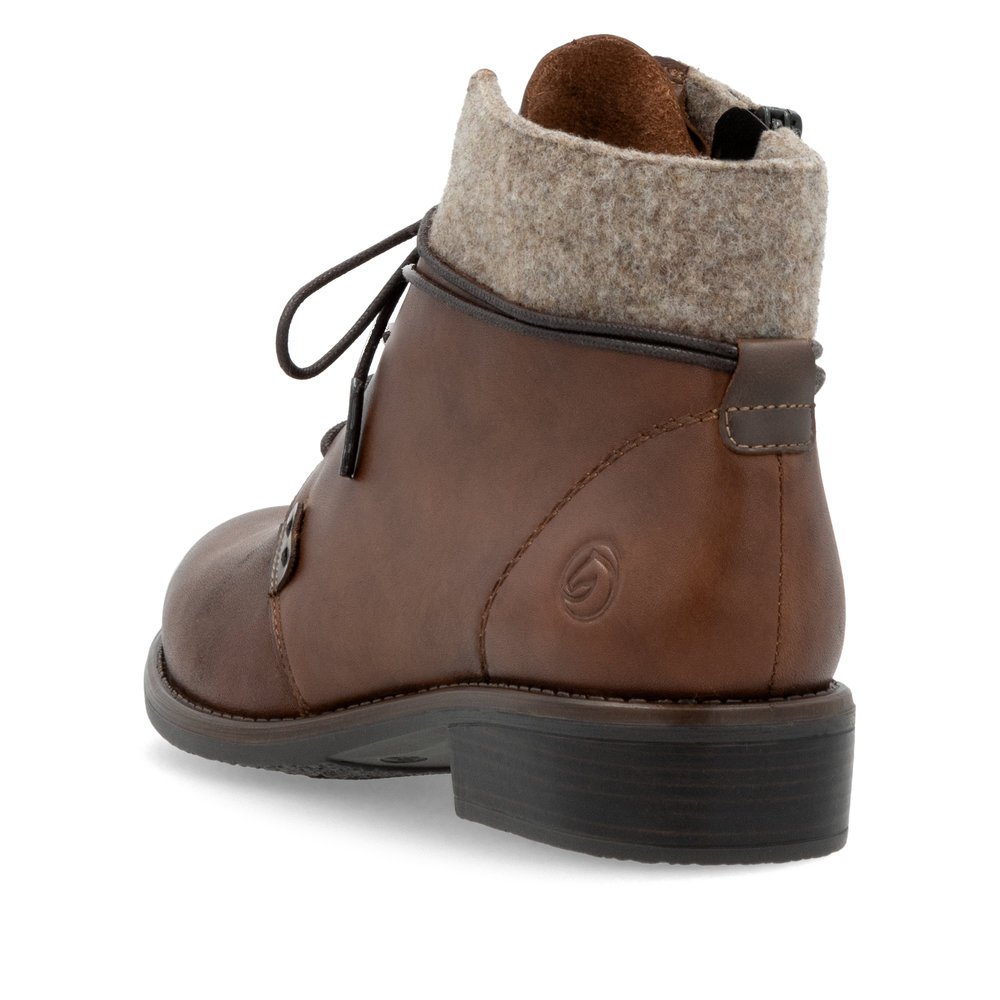 Brown remonte women´s ankle boots D0F78-22 with a shaft collar as well as a zipper. Shoe from the back.