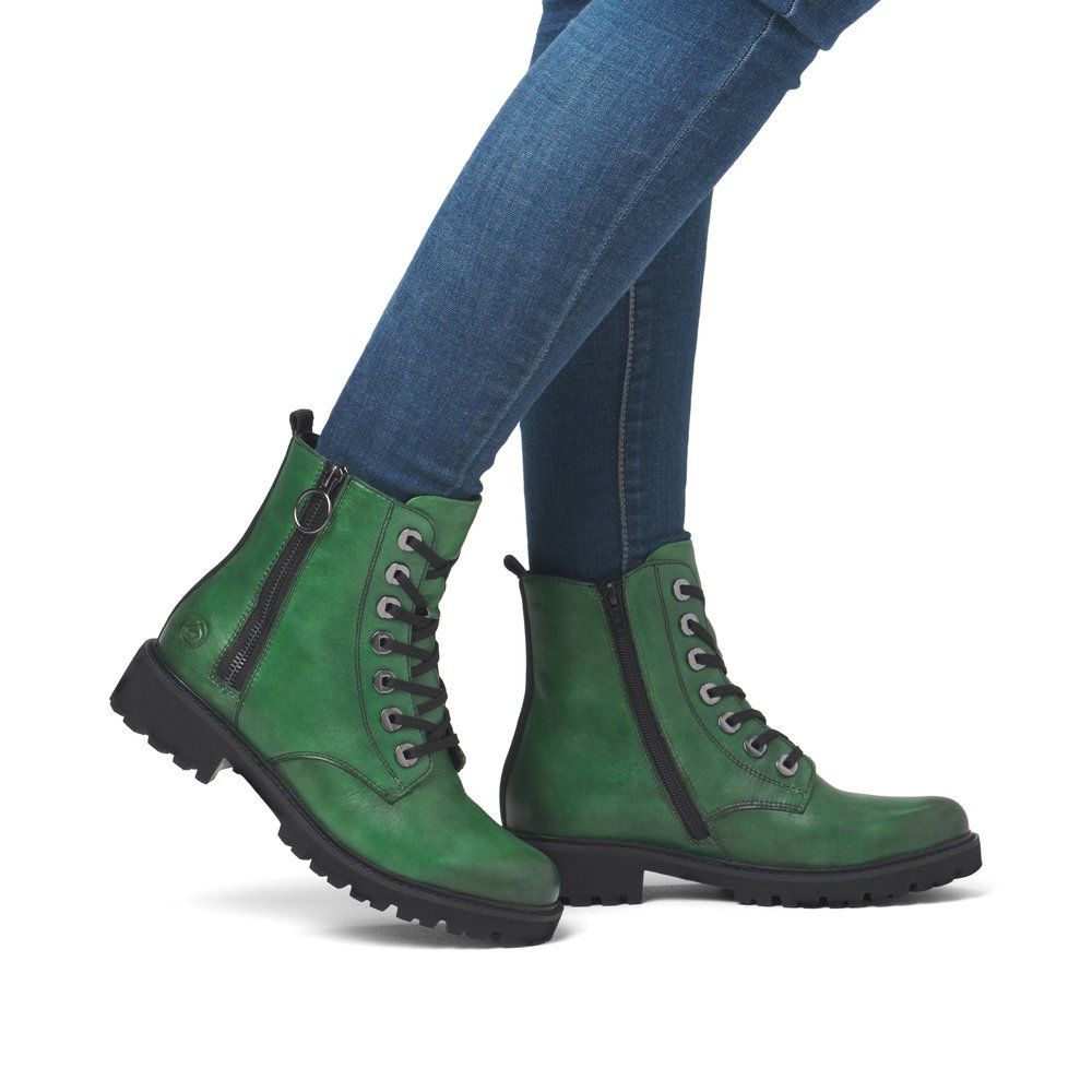 Grüne remonte Damen Biker Boots D8671-53 mit markanten Ösen sowie Reißverschluss. Schuh am Fuß.