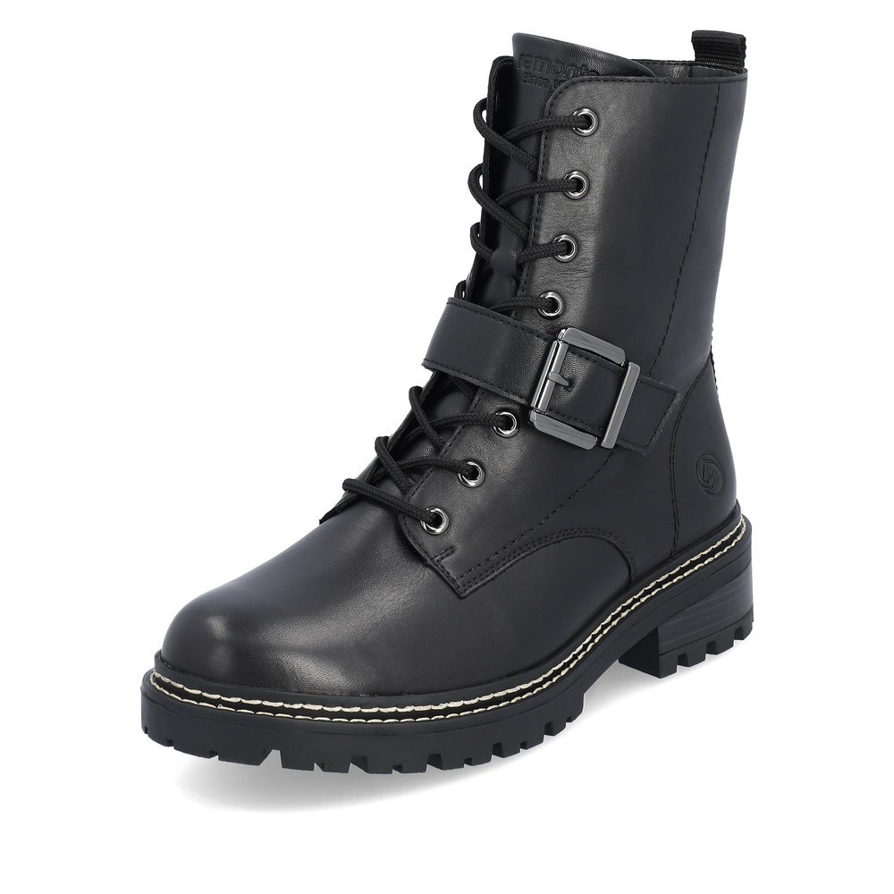 Night black remonte women´s biker boots D0B78-01 with strap with decorative buckle. Shoe laterally.