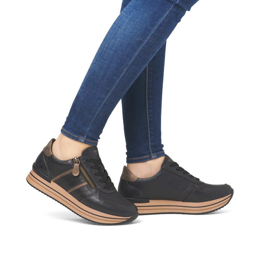 Black remonte women´s sneakers D1318-03 with a zipper as well as comfort width G. Shoe on foot.