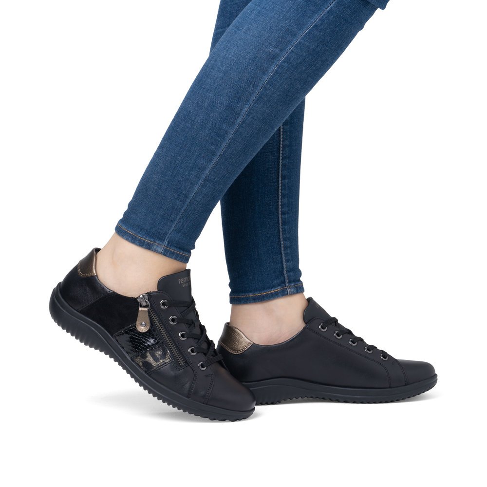 Black remonte women´s lace-up shoes D1E00-03 with zipper as well as comfort width G. Shoe on foot.