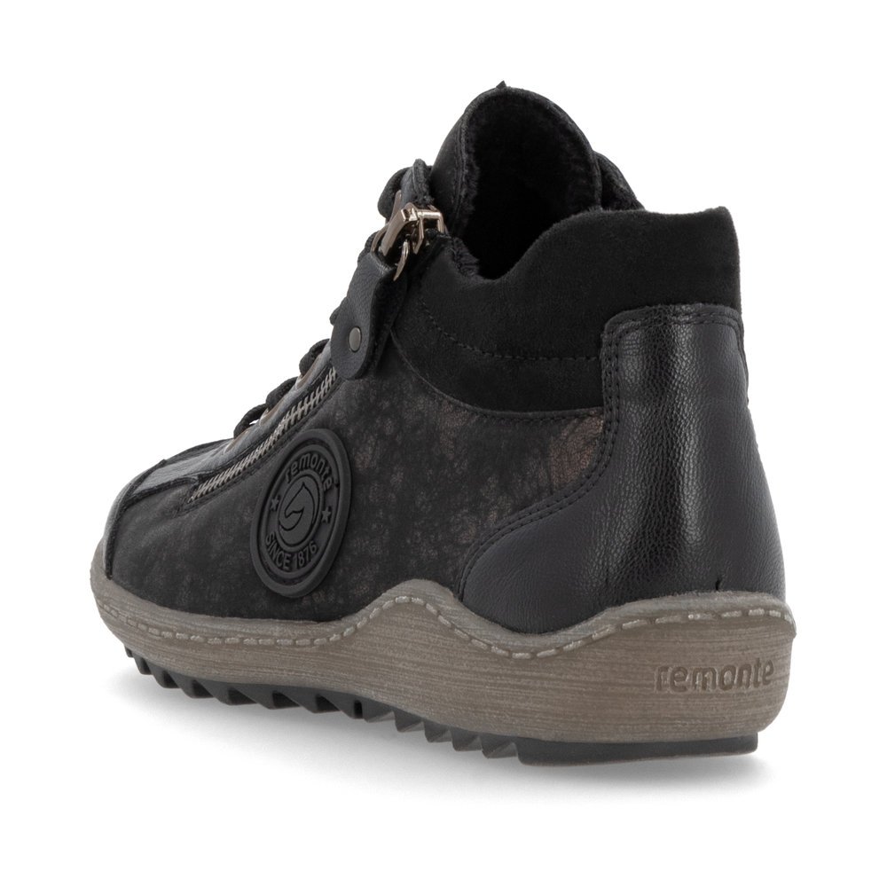 Chaussures à lacets remonte noires pour femme R1477-90 avec logo noir. Chaussure vue de l'arrière.