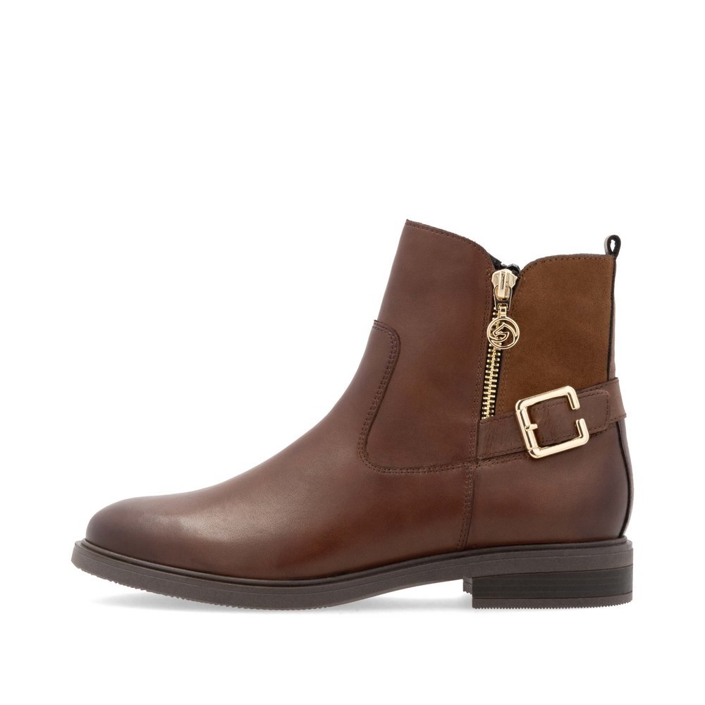 Brown remonte women´s ankle boots D1U71-22 with a golden decorative buckle. Outside of the shoe.