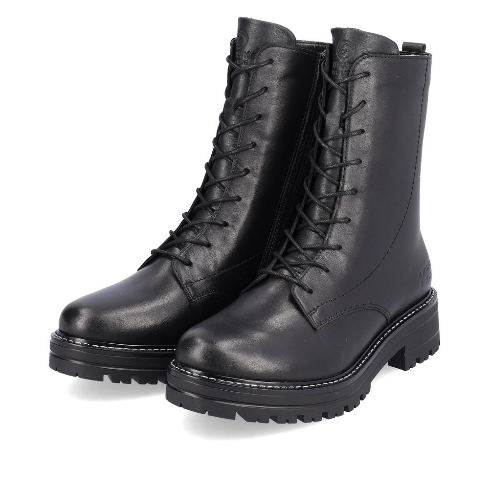 Black remonte women´s biker boots D2278-01 with a zipper as well as comfort width G. Shoes laterally.