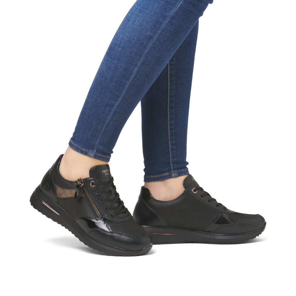 Black vegan remonte women´s sneakers D1G08-03 with zipper as well as padded insole. Shoe on foot.