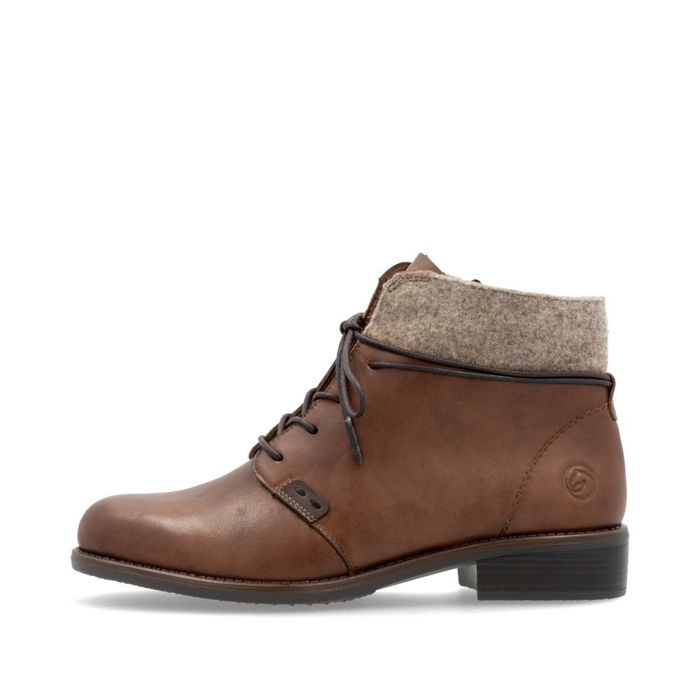 Brown remonte women´s ankle boots D0F78-22 with a shaft collar as well as a zipper. Outside of the shoe.