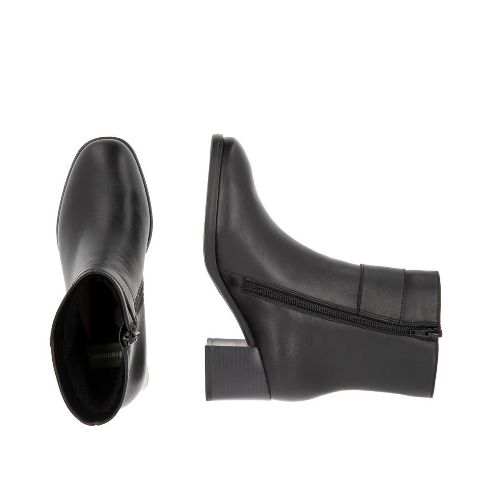 Black remonte women´s ankle boots D0V80-00 with decorative buckle as well as zipper. Shoe from the top, lying.