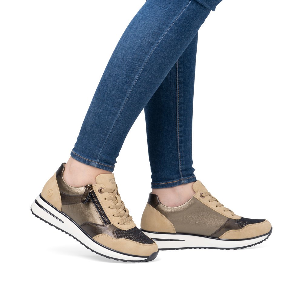 Bronze vegan remonte women´s sneakers D1G08-91 with zipper as well as padded insole. Shoe on foot.