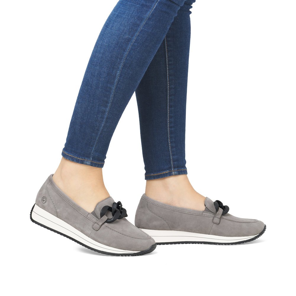 Mocassins remonte gris pour femme D0H10-42 avec grosse chaîne décorative. Chaussure au pied.