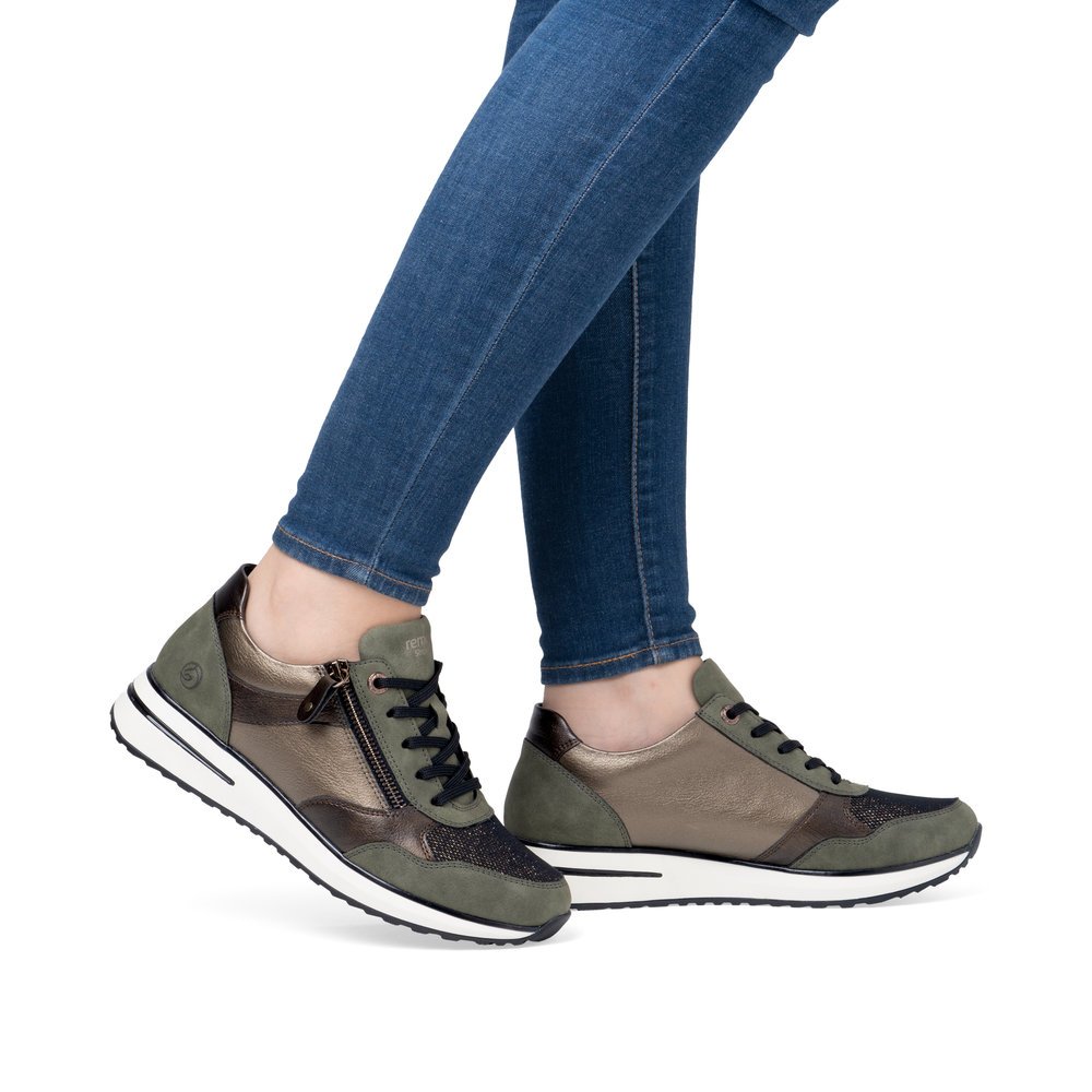 Bronze vegan remonte women´s sneakers D1G08-90 with zipper as well as padded insole. Shoe on foot.