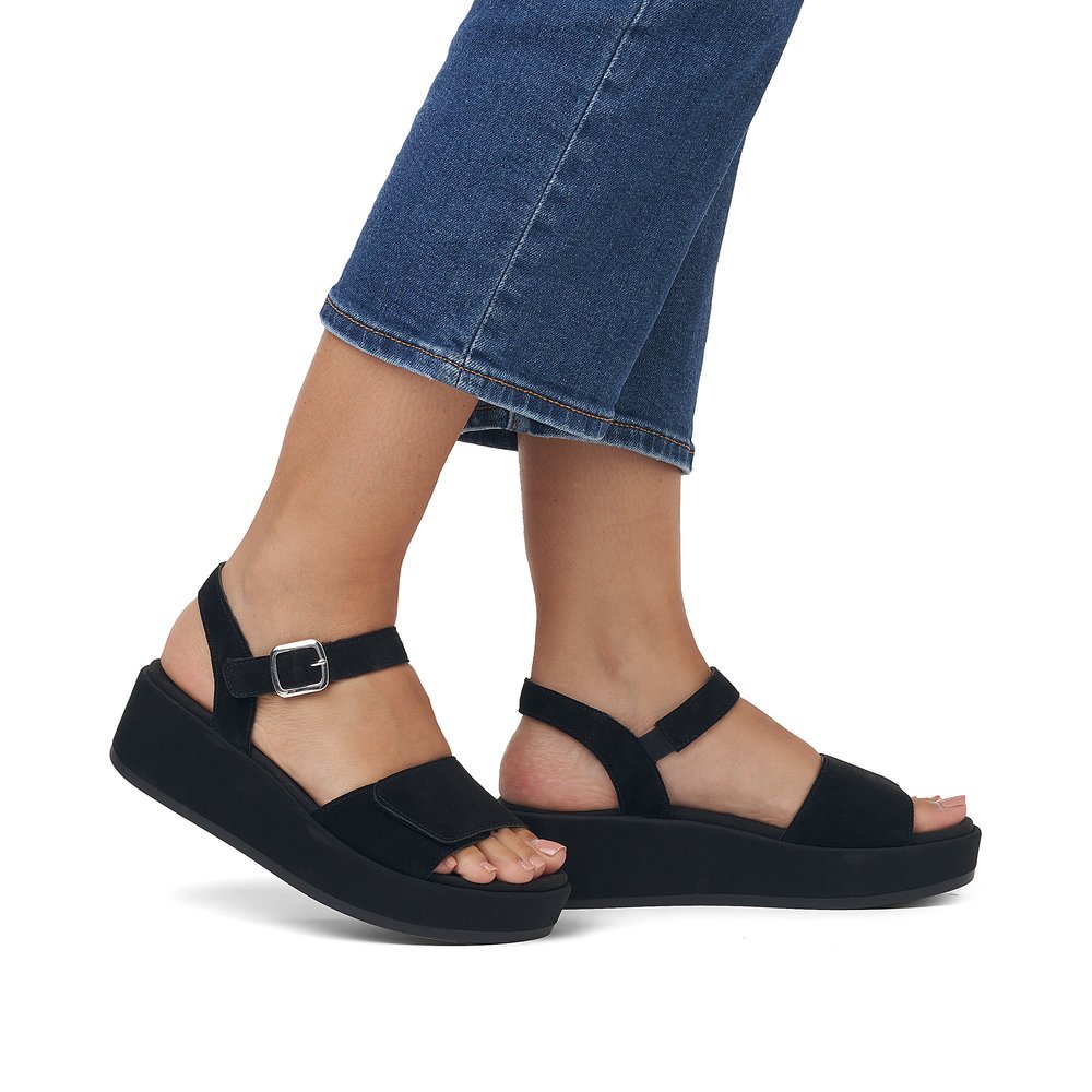 Night black remonte women´s strap sandals D1N50-00 with a hook and loop fastener. Shoe on foot.