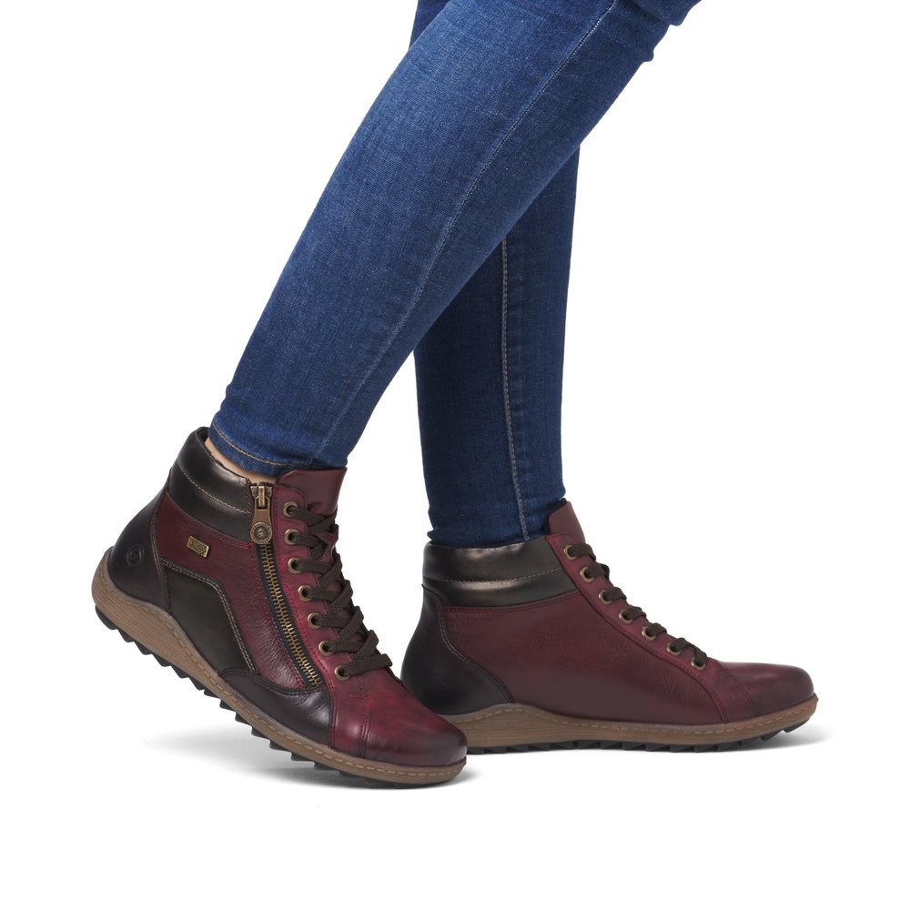 Chaussures à lacets remonte rouges pour femme R1458-35. Chaussure au pied.