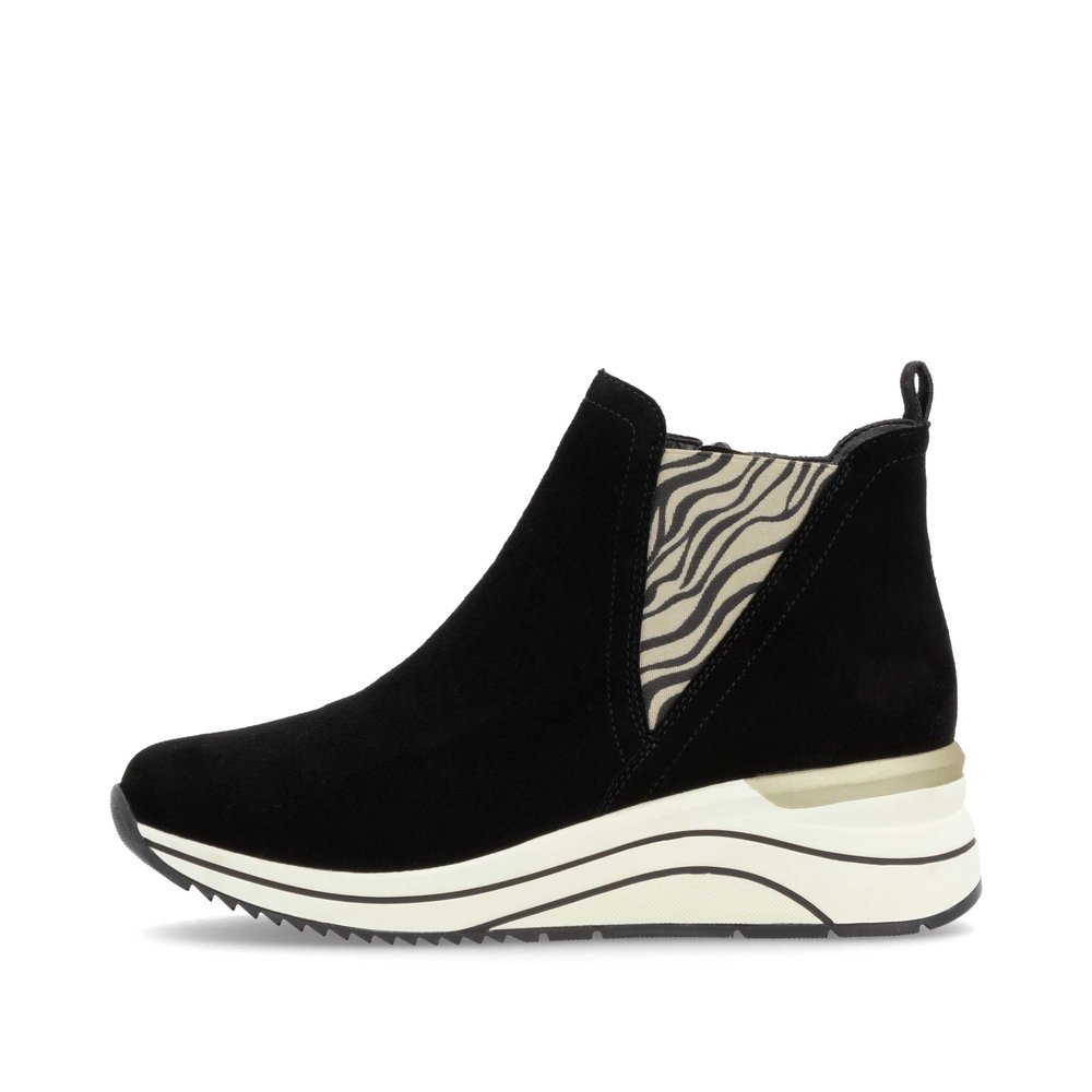 Black remonte women´s Chelsea boots D0T75-03 with an animal print as well as zipper. Outside of the shoe.