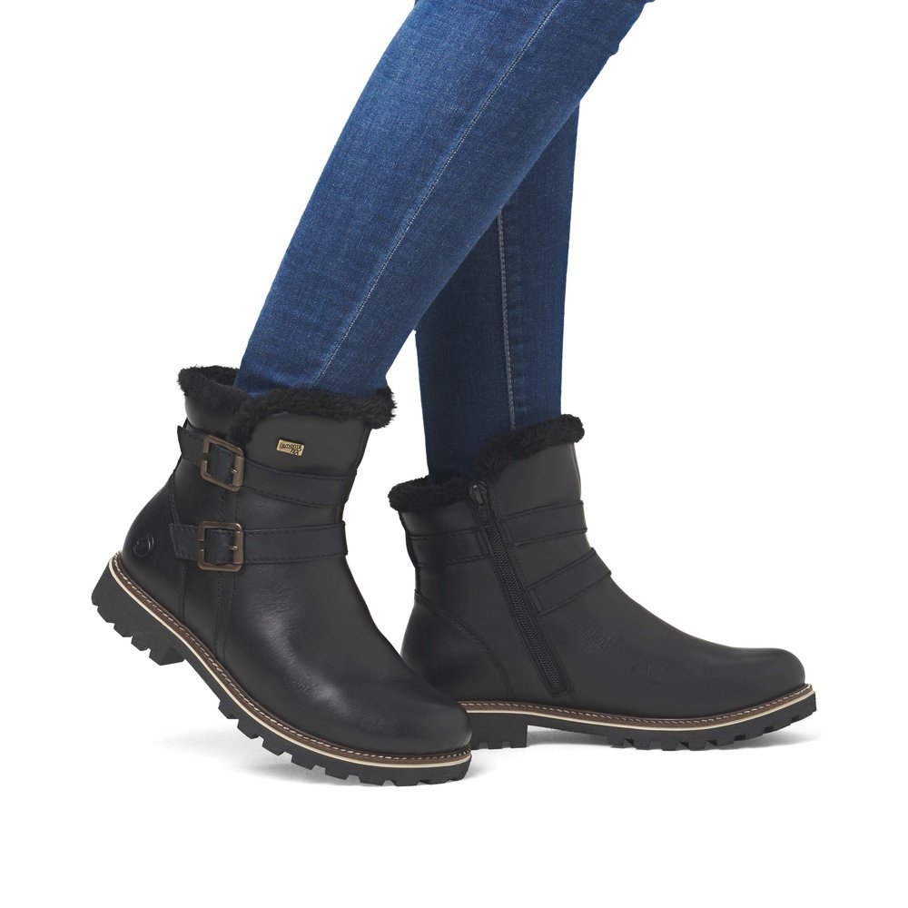 Night black remonte women´s ankle boots D8484-00 with remonteTEX technology. Shoe on foot.