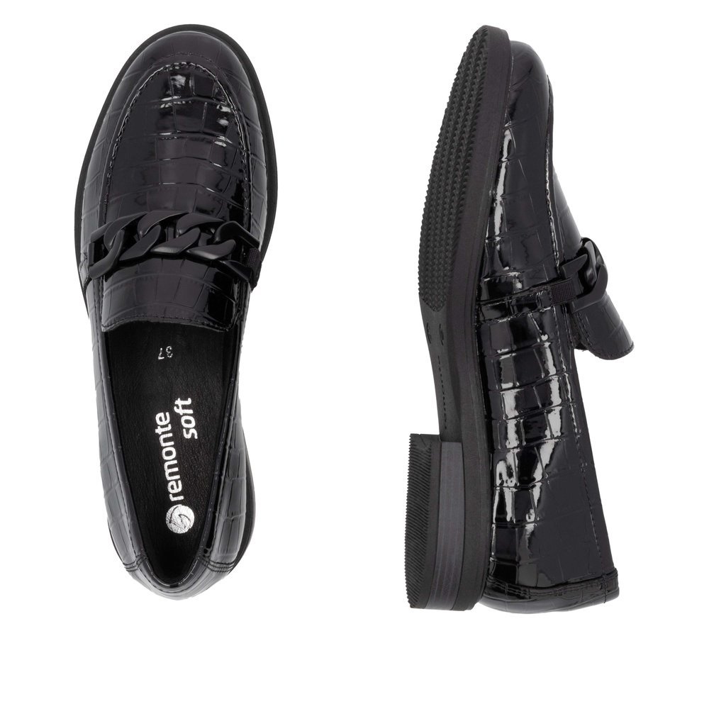 Black remonte women´s loafers D1U00-00 with a chain element as well as elastic band. Shoe from the top, lying.