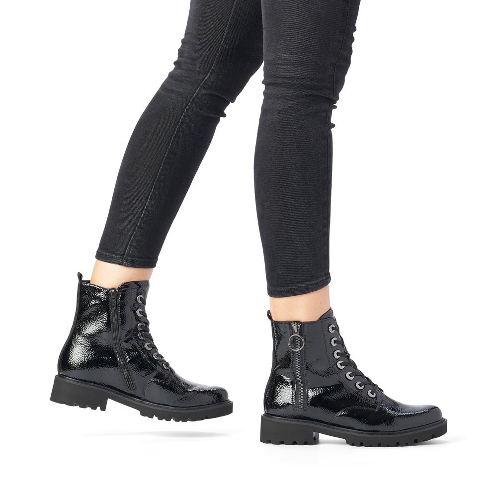 Bottes des motards remonte noires pour femme D8671-02. Chaussure au pied.