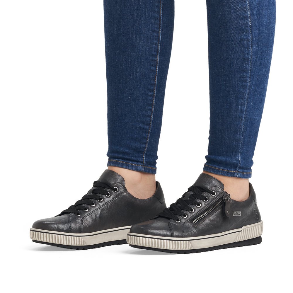 Granite grey remonte women´s lace-up shoes D0700-42 with remonteTEX technology. Shoe on foot.