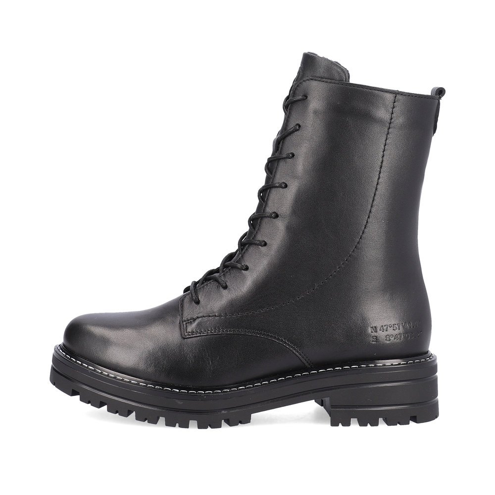 Black remonte women´s biker boots D2278-01 with a zipper as well as comfort width G. Outside of the shoe.