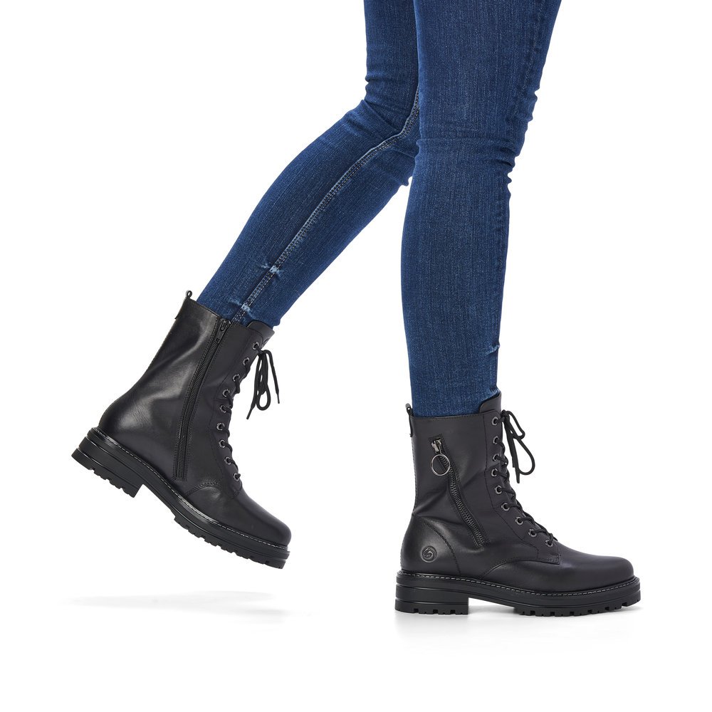 Black remonte women´s biker boots D2281-01 with a zipper as well as comfort width G. Shoe on foot.