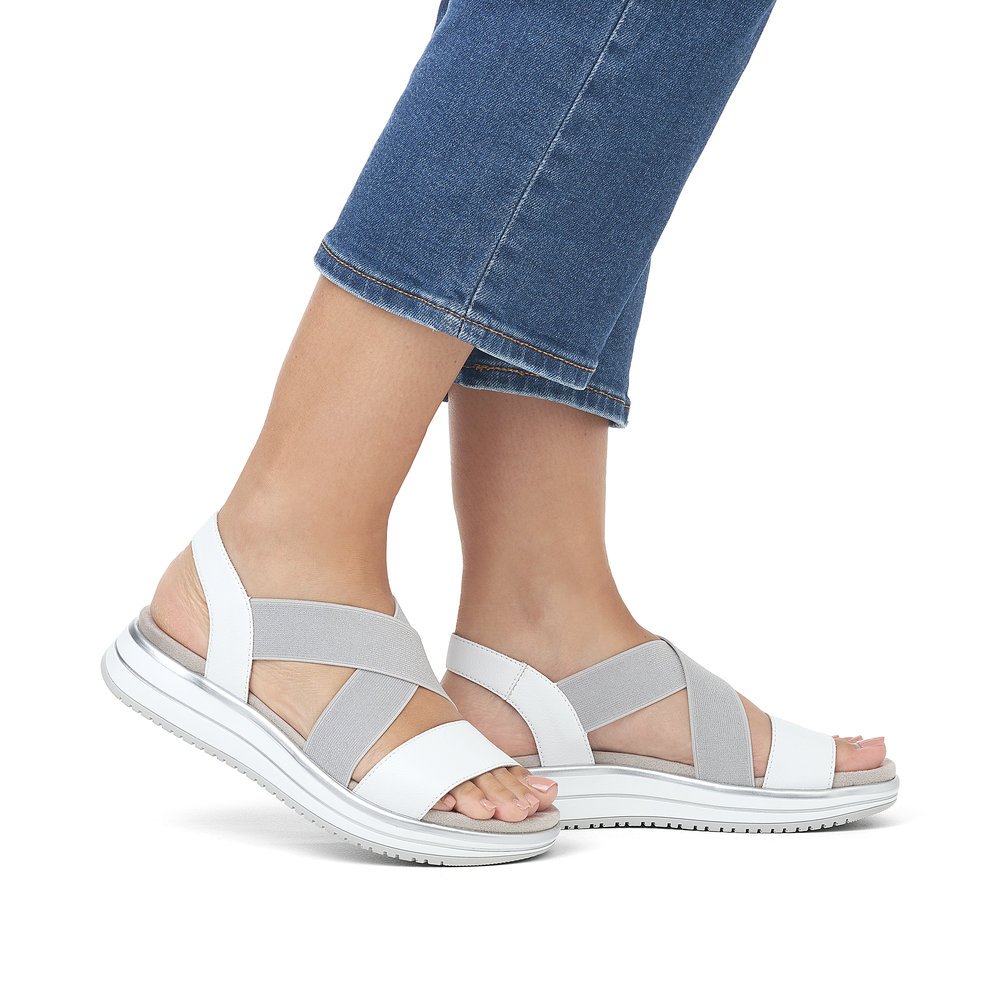 Graphite grey remonte women´s strap sandals D1J50-80 with an elastic insert. Shoe on foot.