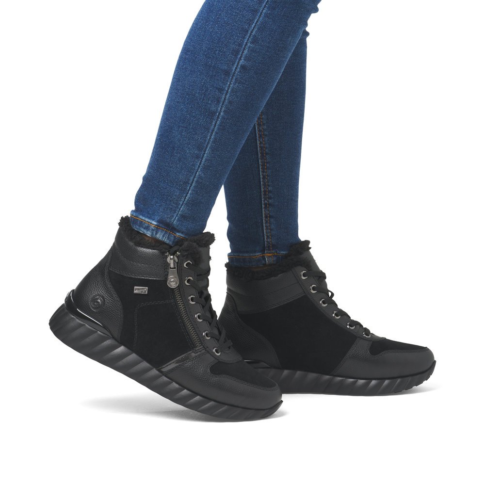 Black remonte women´s sneakers D5985-02 with remonteTEX membrane as well as zipper. Shoe on foot.