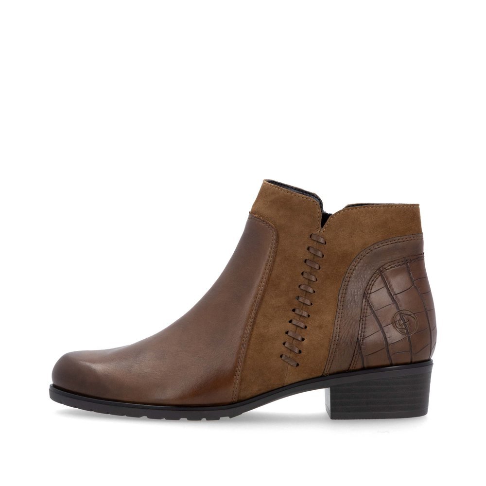 Nougat brown remonte women´s ankle boots D6893-22 with stylish decorative stitching. Outside of the shoe.