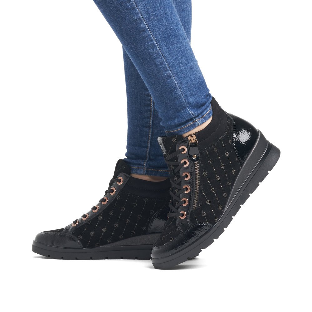 Chaussures à lacets remonte noires femme R0773-04 avec imprimé logo chic. Chaussure au pied.