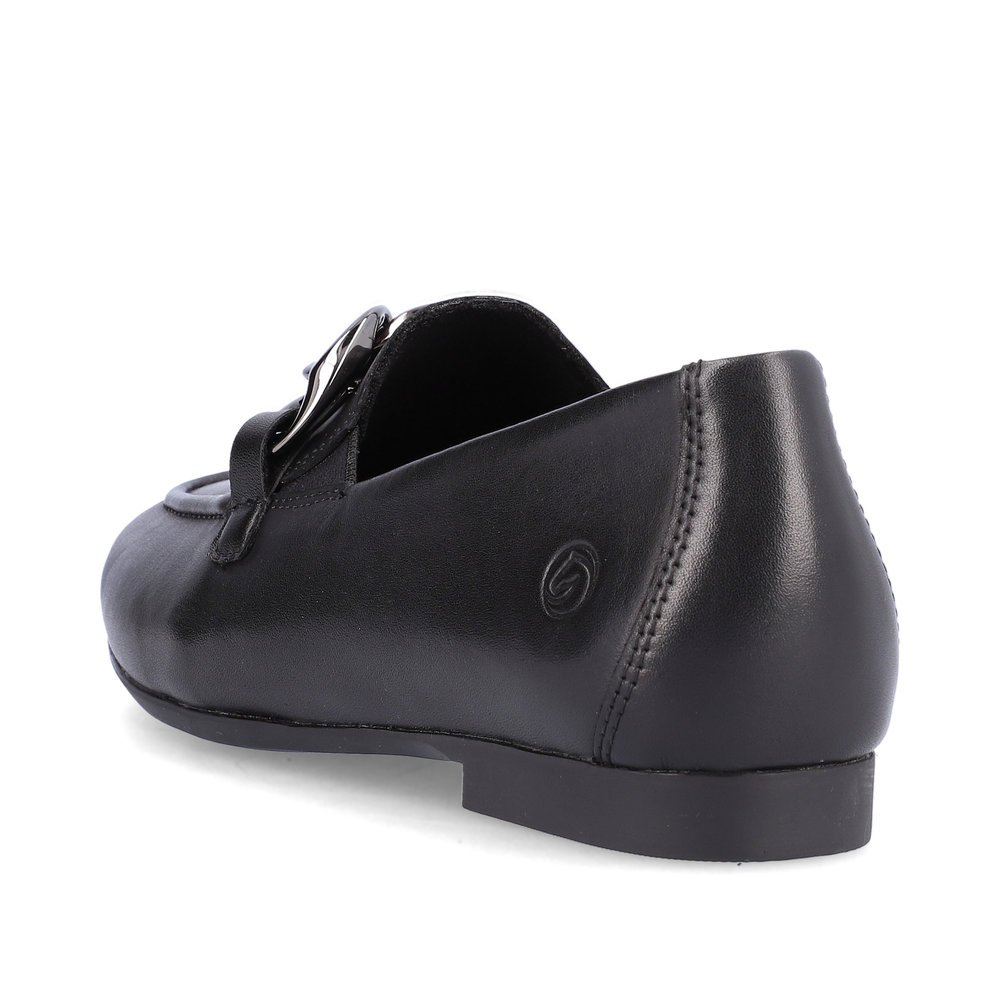 Jet black remonte women´s loafers D0K00-00 with a chunky chain element. Shoe from the back.