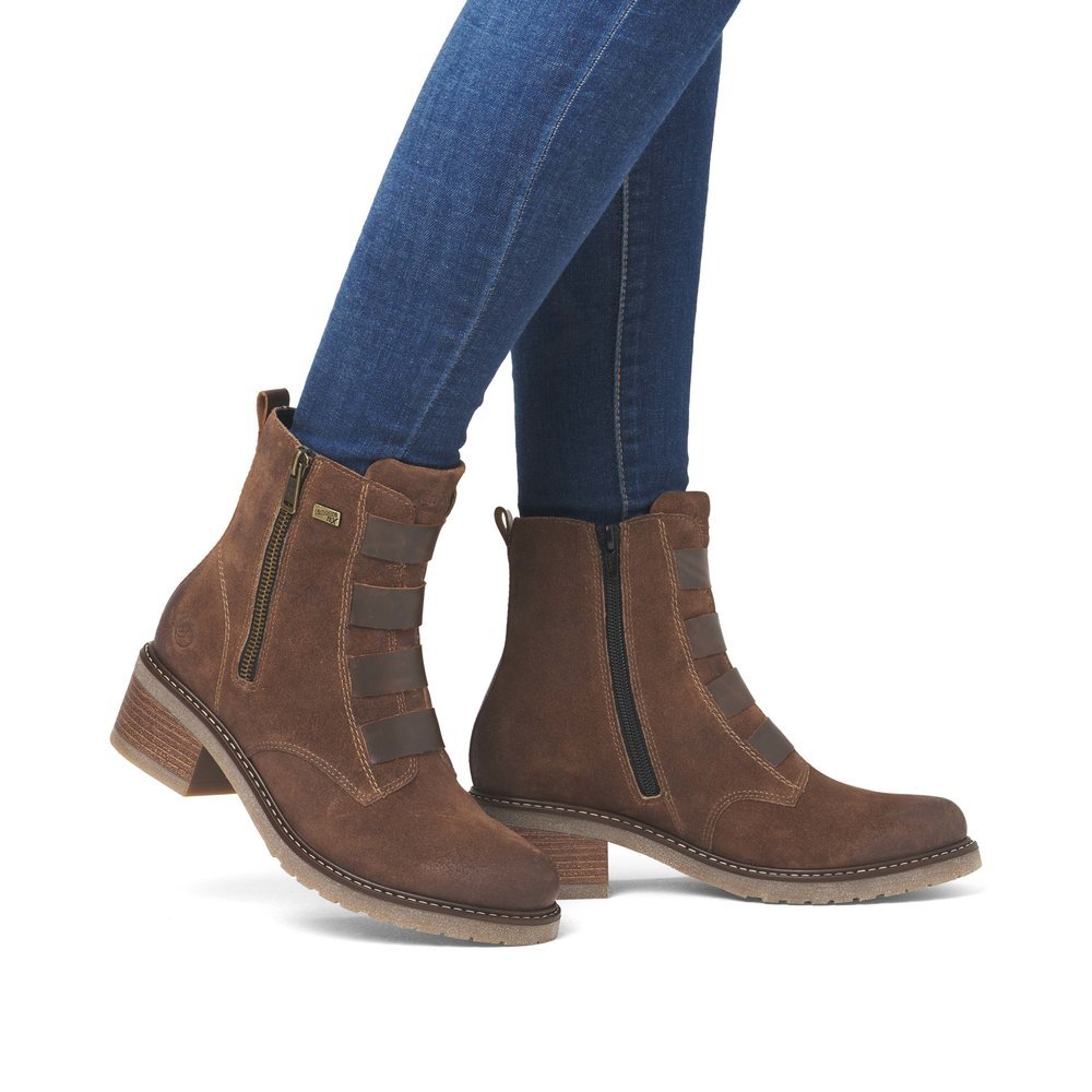 Cinnamon brown remonte women´s ankle boots D1A76-20 with remonteTEX technology. Shoe on foot.