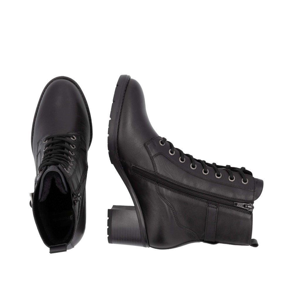 Black remonte women´s ankle boots D2A74-00 with decorative buckle as well as zipper. Shoe from the top, lying.