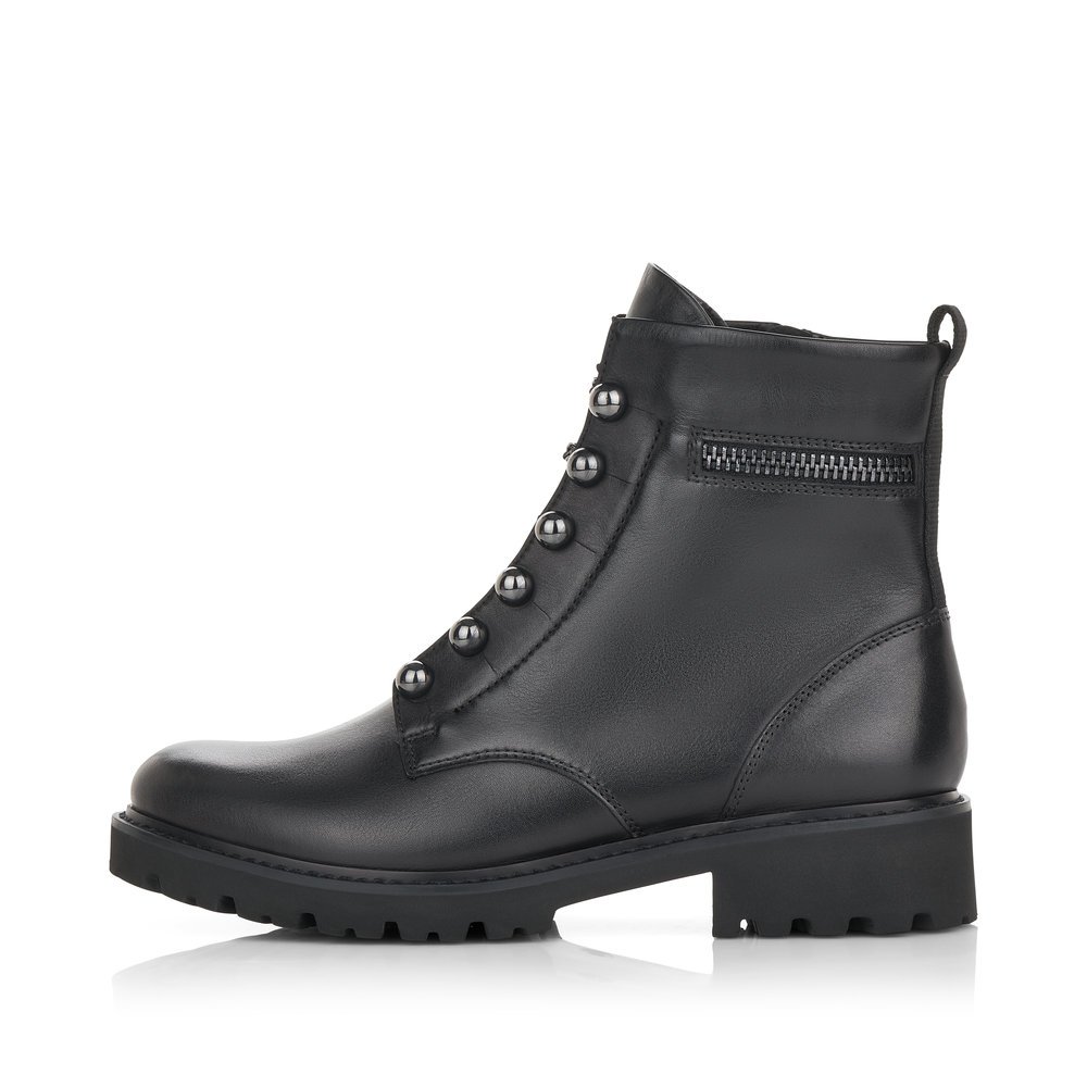 Matt black remonte women´s biker boots D8670-01 with a distinctive eyelets. Outside of the shoe.