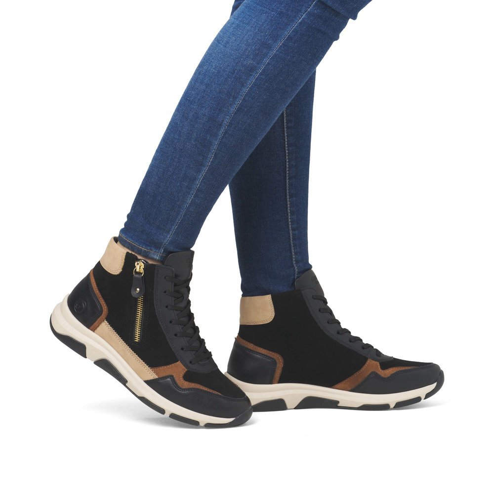 Baskets remonte noires pour femme D1S70-03 avec fermeture éclair. Chaussure au pied.