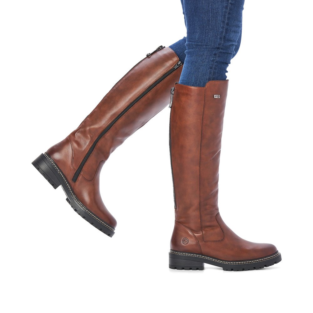 Maroon remonte women´s high boots D0B72-22 with remonteTEX technology. Shoe on foot.