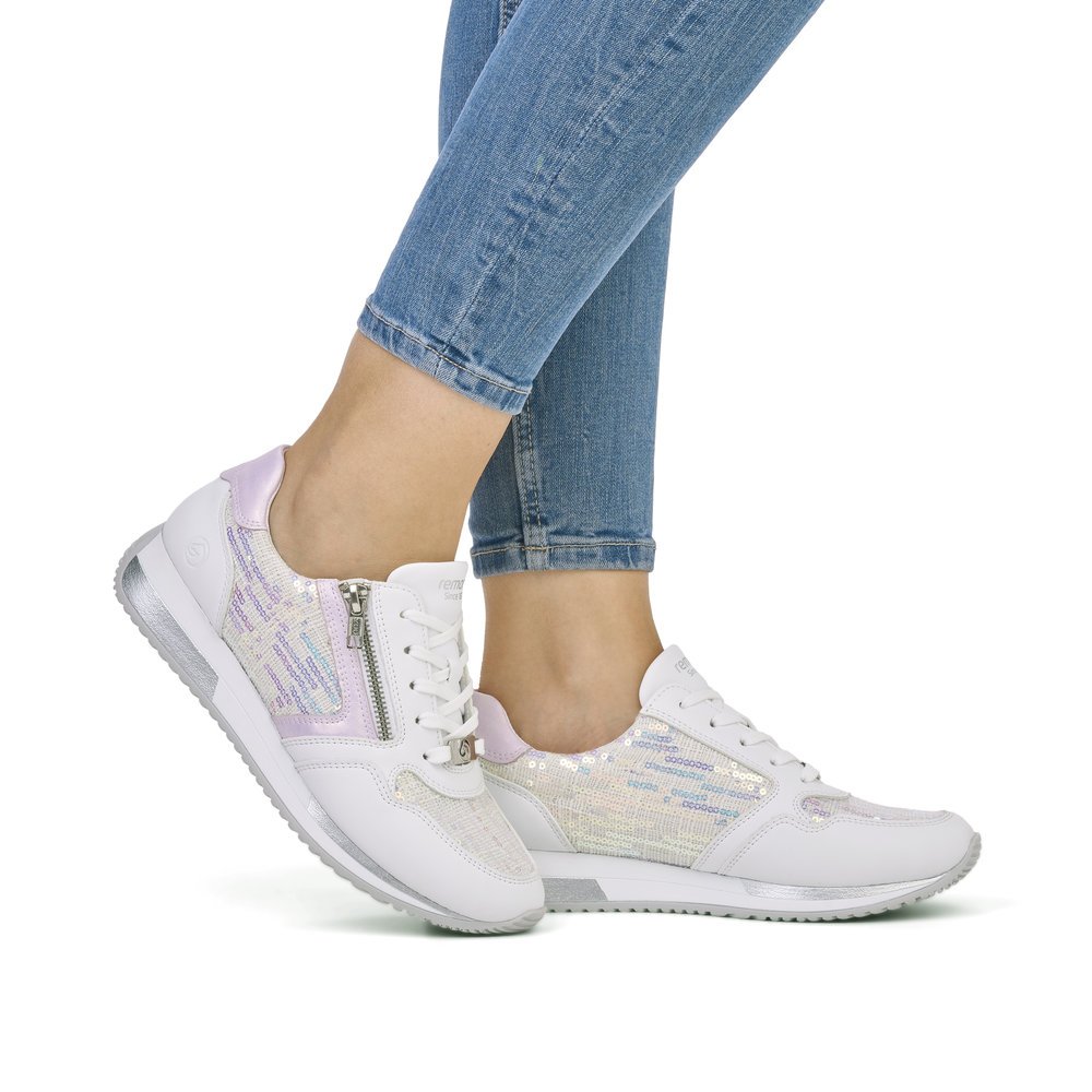 Pure white vegan remonte women´s sneakers D0H12-80 with a zipper. Shoe on foot.