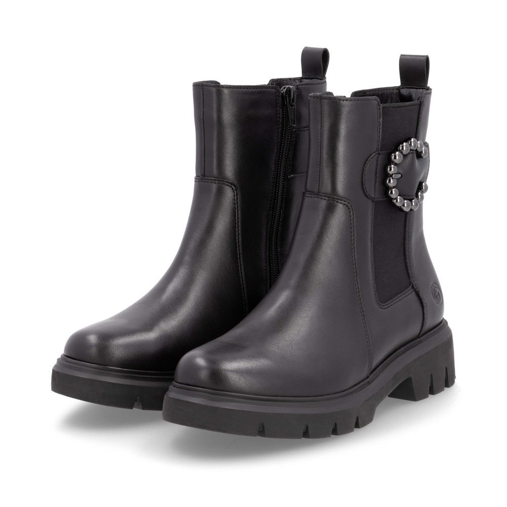 Jet black remonte women´s Chelsea boots D1W74-00 with a round decorative buckle. Shoes laterally.