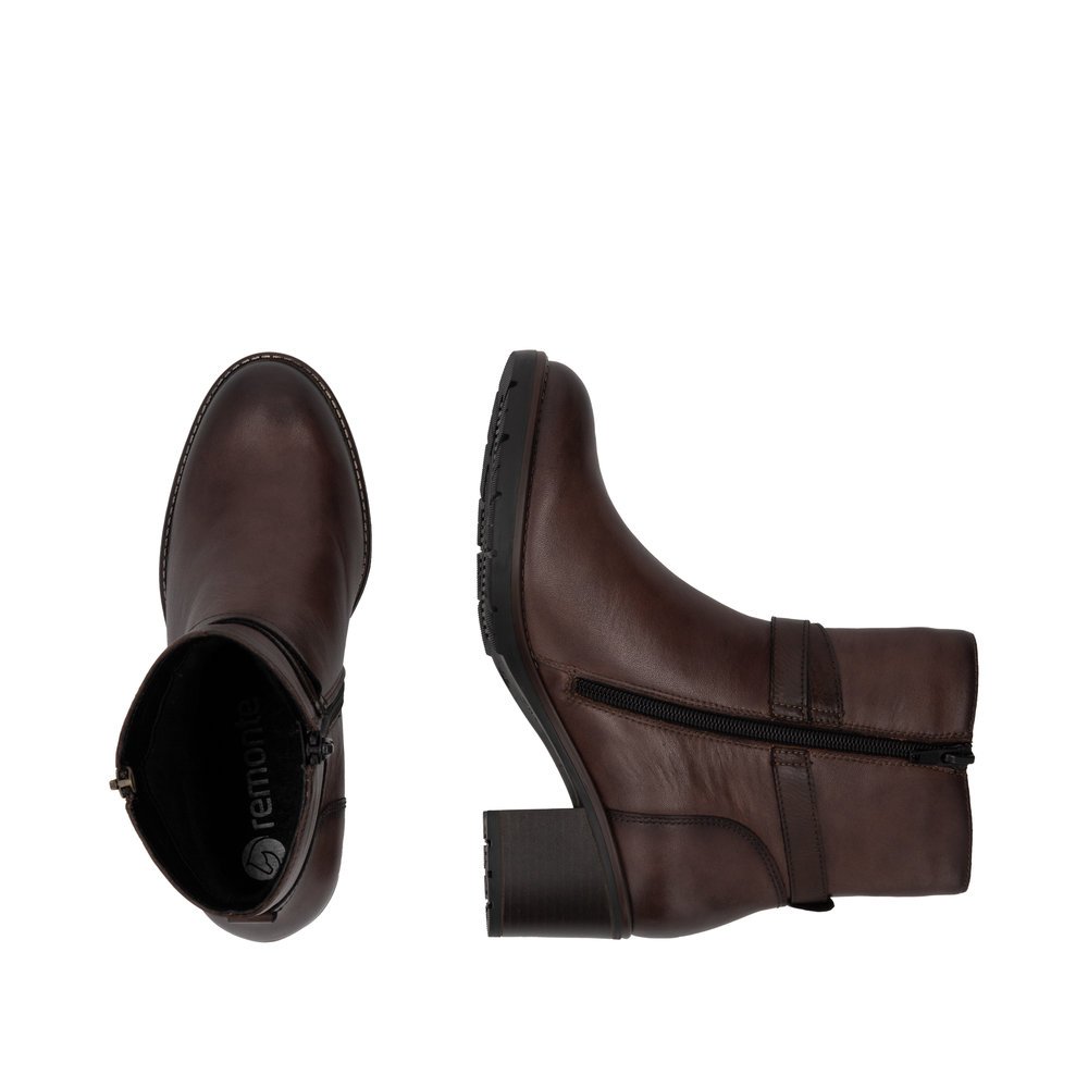 Brown remonte women´s ankle boots D2A72-25 with decorative buckle as well as zipper. Shoe from the top, lying.