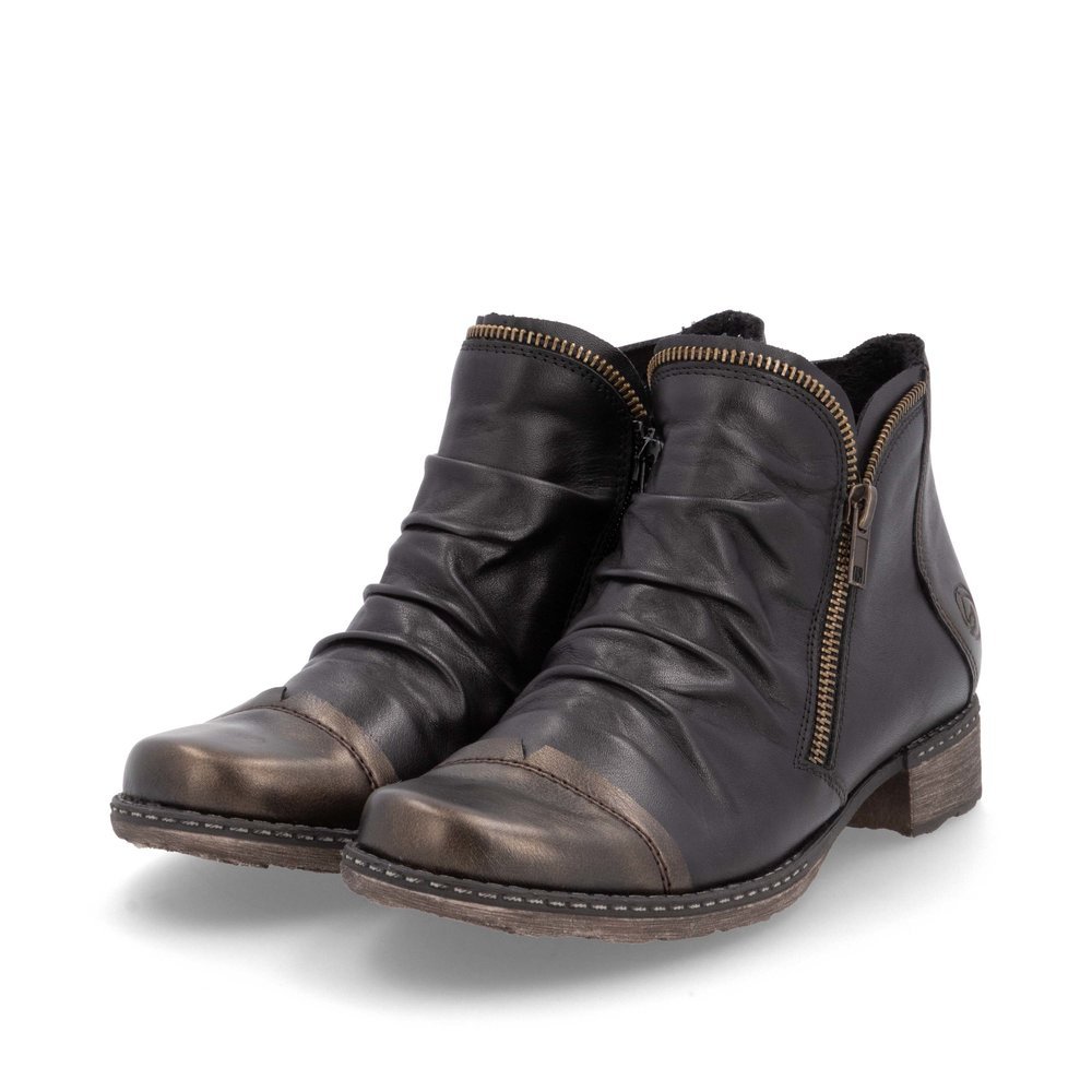 Schwarzbraune remonte Damen Stiefeletten D4380-03 mit geraffter Optik. Schuhpaar seitlich schräg.