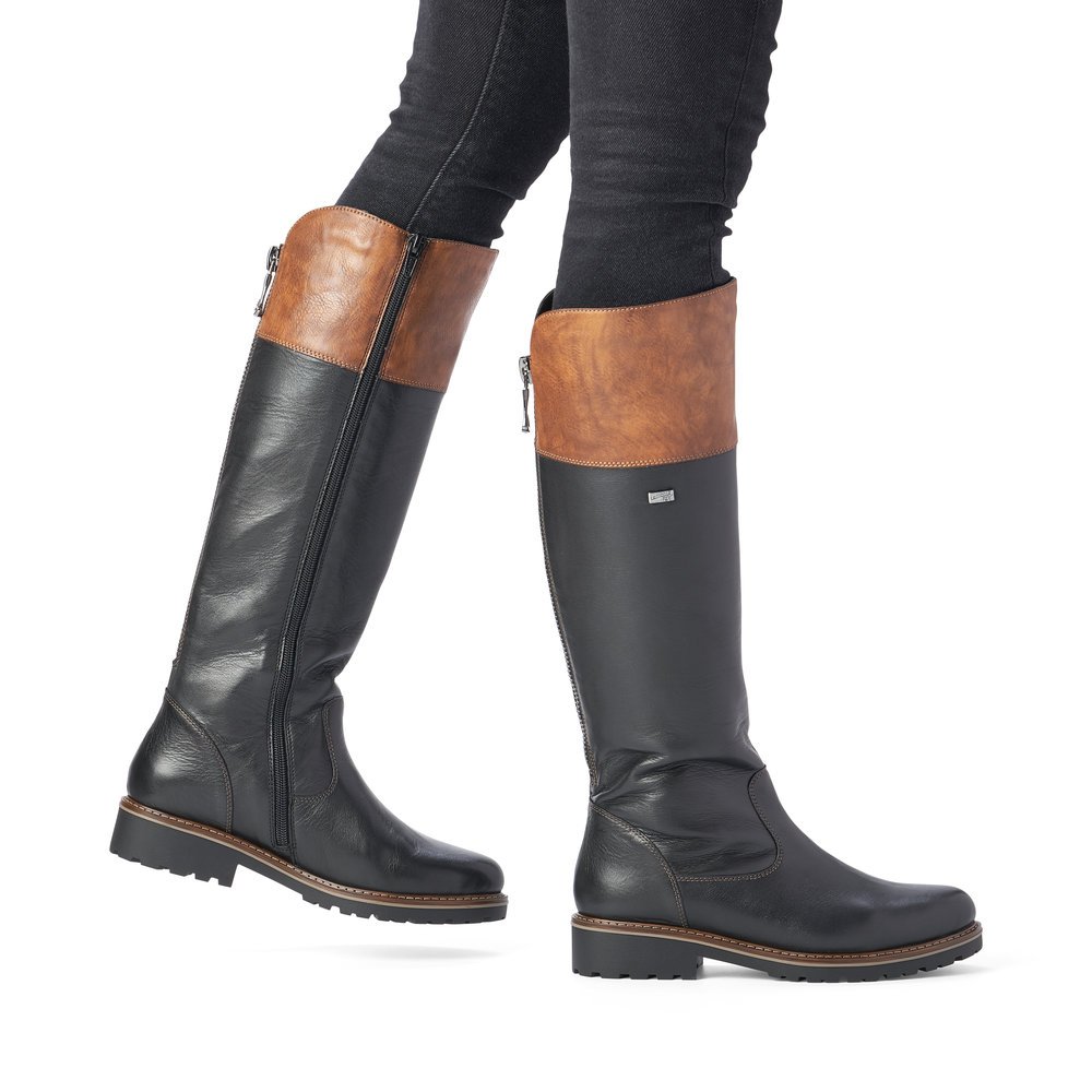 Night black remonte women´s high boots R6581-02 with remonteTEX technology. Shoe on foot.