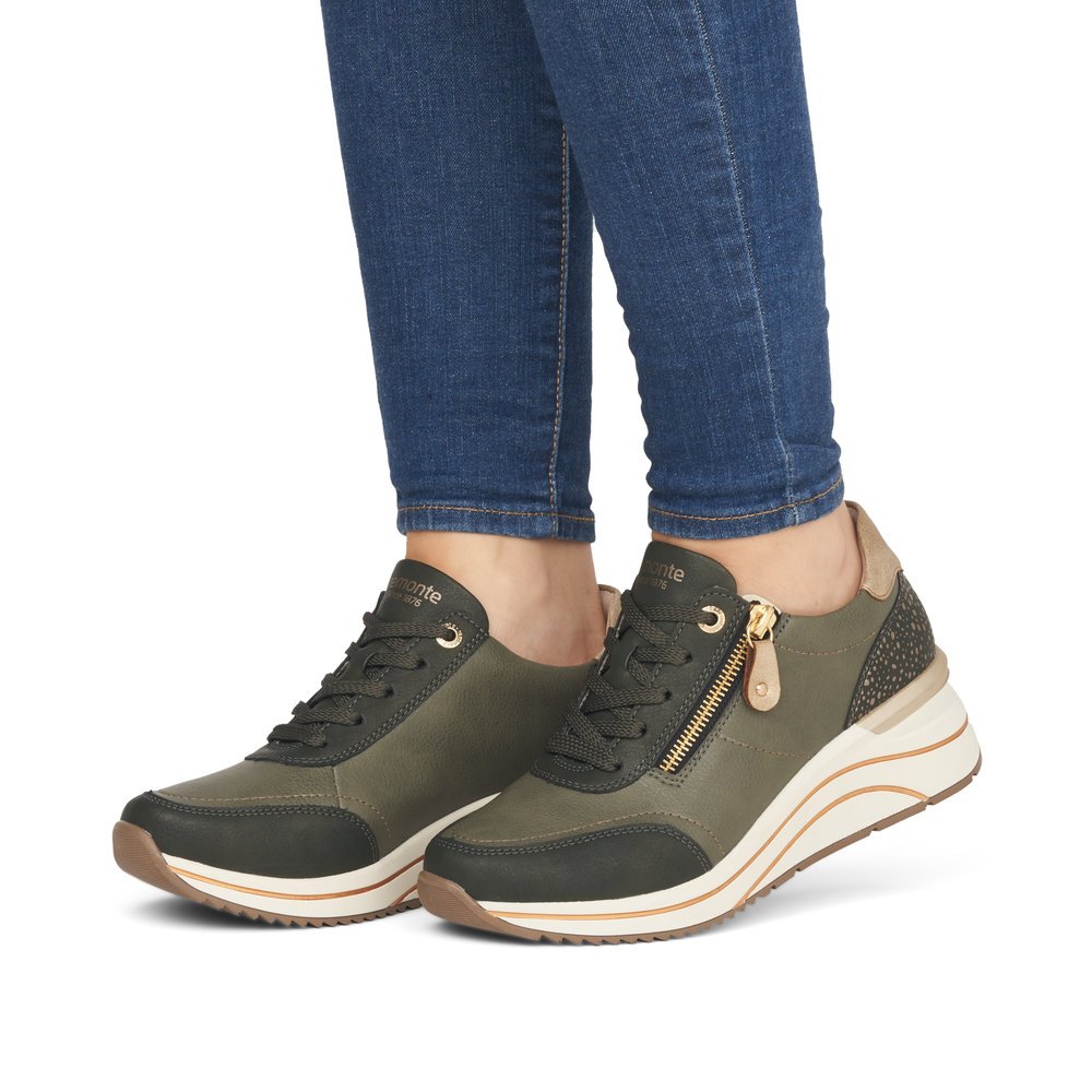 Leaf green remonte women´s sneakers D0T00-54 with a zipper as well as extra width H. Shoe on foot.