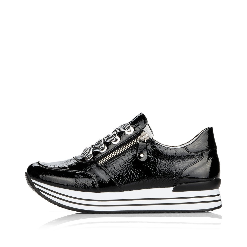 Schwarze remonte Damen Sneaker D1302-02 mit Reißverschluss sowie Sohlenmuster. Schuh Außenseite.