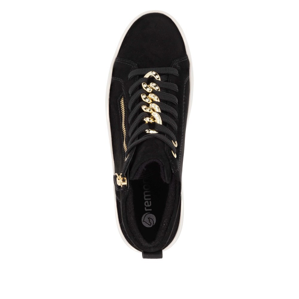 Jet black remonte women´s sneakers D1C70-02 with a chain element as well as zipper. Shoe from the top.