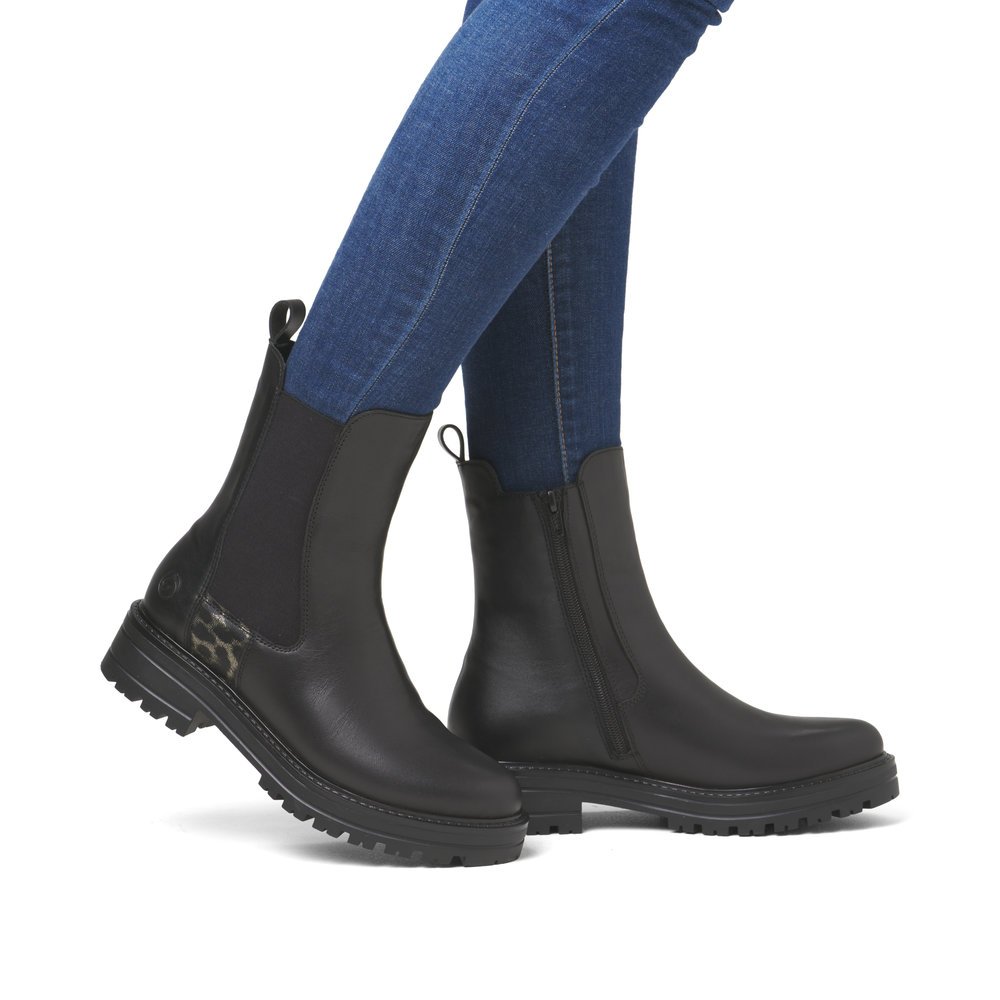 Black remonte women´s Chelsea boots D2286-03 with zipper as well as comfort width G. Shoe on foot.