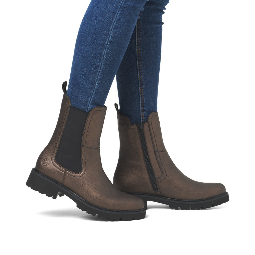 Brown remonte women´s Chelsea boots D8694-90 with zipper as well as comfort width G. Shoe on foot.